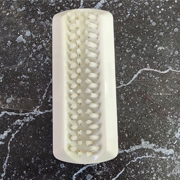 Amera hand and nail brush cleans nails. Suitable for home  and professional use - Picture 1 of 4